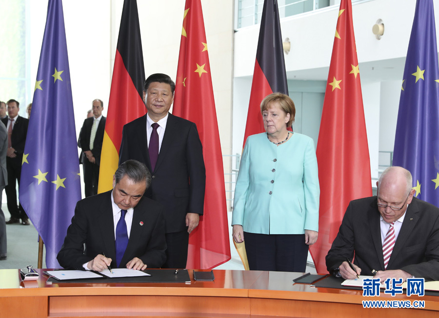 7月5日，國(guó)家主席習(xí)近平在柏林同德國(guó)總理默克爾舉行會(huì)談。會(huì)談后，兩國(guó)領(lǐng)導(dǎo)人共同見證了航天、智能制造、工業(yè)互聯(lián)網(wǎng)、數(shù)字化、第三方市場(chǎng)、大熊貓合作研究等領(lǐng)域多項(xiàng)雙邊合作文件的簽署。新華社記者馬占成攝