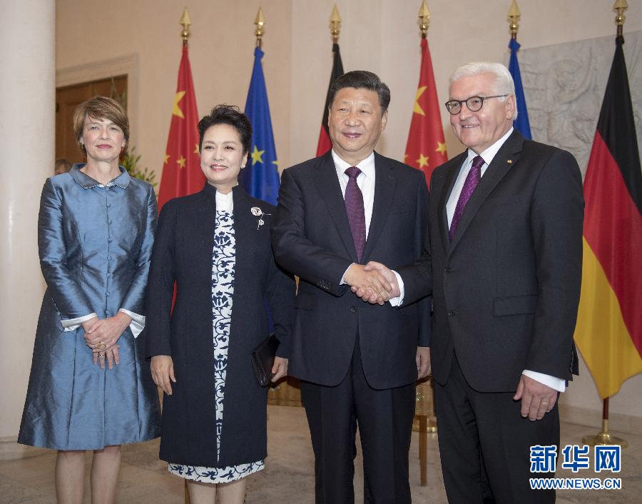 7月5日，國家主席習(xí)近平在柏林會見德國總統(tǒng)施泰因邁爾。會見前，施泰因邁爾在總統(tǒng)府花園為習(xí)近平舉行隆重歡迎儀式。這是習(xí)近平和夫人彭麗媛同施泰因邁爾夫婦合影。新華社記者 李學(xué)仁 攝