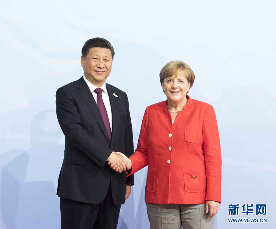 7月7日，二十國集團領導人第十二次峰會在德國漢堡舉行。國家主席習近平出席并發(fā)表題為《堅持開放包容　推動聯(lián)動增長》的重要講話。這是峰會開始前，習近平受到德國總理默克爾迎接。新華社記者 李學仁 攝 