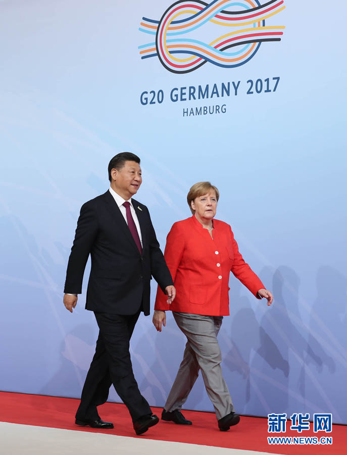 7月7日，二十國集團(tuán)領(lǐng)導(dǎo)人第十二次峰會在德國漢堡舉行。國家主席習(xí)近平出席并發(fā)表題為《堅(jiān)持開放包容　推動聯(lián)動增長》的重要講話。這是峰會開始前，習(xí)近平受到德國總理默克爾迎接。新華社記者 劉衛(wèi)兵 攝 