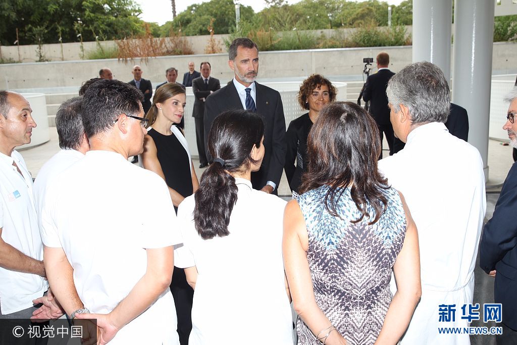 當(dāng)?shù)貢r(shí)間2017年8月19日，西班牙巴塞羅那，西班牙國王菲利普六世和萊蒂齊亞王后探望巴塞羅那恐襲案傷者。***_***BARCELONA, SPAIN - AUGUST 19:  In this handout photo provided by Casa de S.M. el Rey de Espana, King Felipe VI of Spain and Queen Letizia of Spain meets with medical staff as they arrive to visit last Thursday's terrorist attack victims at the Hospital de la Santa Creu i Sant Pau on August 19, 2017 in Barcelona, Spain. Thirteen people were killed and dozens injured in the Las Ramblas area of Barcelona when a van hit crowds on August 17.  (Photo by Casa de S.M. el Rey de Espana via Getty Images)