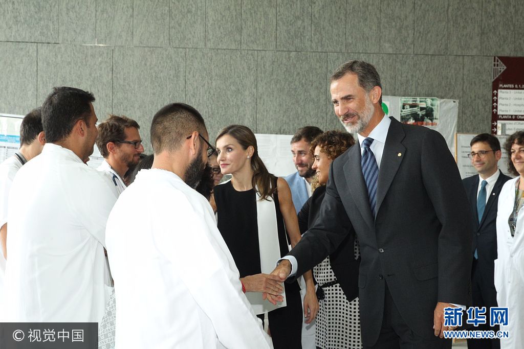 當(dāng)?shù)貢r間2017年8月19日，西班牙巴塞羅那，西班牙國王菲利普六世和萊蒂齊亞王后探望巴塞羅那恐襲案傷者。***_***BARCELONA, SPAIN - AUGUST 19:  In this handout photo provided by Casa de S.M. el Rey de Espana, King Felipe VI of Spain and Queen Letizia of Spain meets with medical staff as they arrive to visit last Thursday's terrorist attack victims at the Hospital de la Santa Creu i Sant Pau on August 19, 2017 in Barcelona, Spain. Thirteen people were killed and dozens injured in the Las Ramblas area of Barcelona when a van hit crowds on August 17.  (Photo by Casa de S.M. el Rey de Espana via Getty Images)