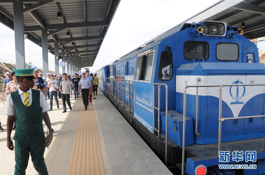 (國(guó)際·圖文互動(dòng))(1)阿布賈的新“名片”——試乘西非第一條城鐵線