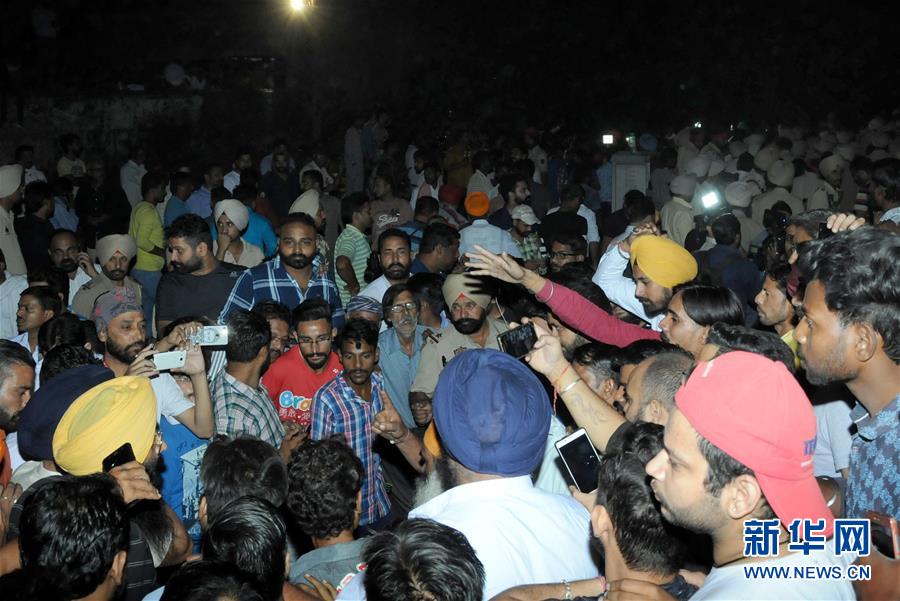 (國(guó)際)(1)印度發(fā)生列車(chē)撞人事故 造成至少50人喪生