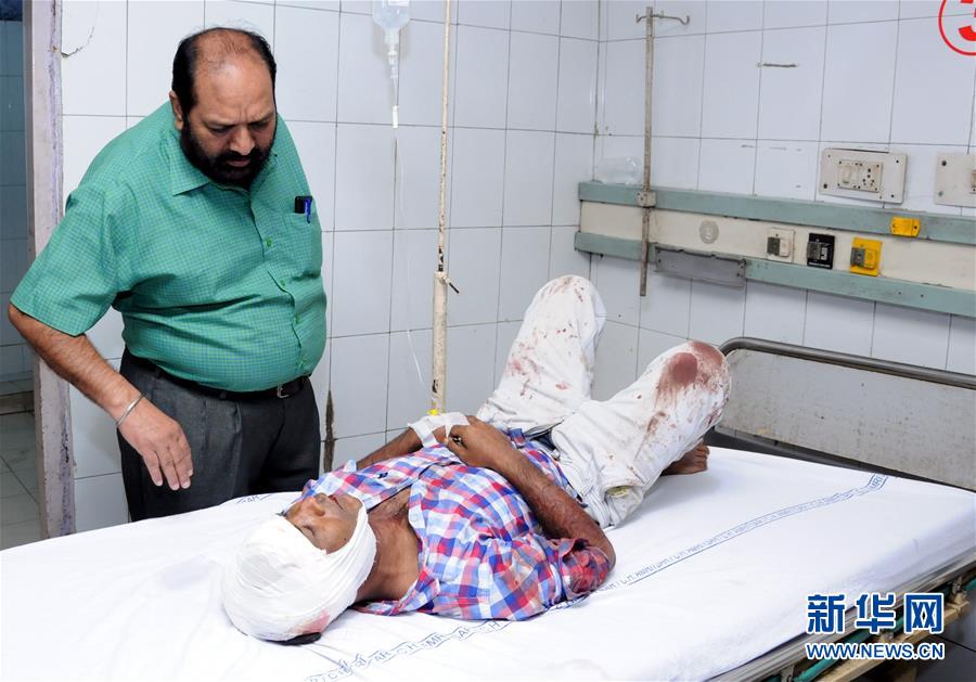 (國(guó)際)(2)印度發(fā)生列車(chē)撞人事故 造成至少50人喪生