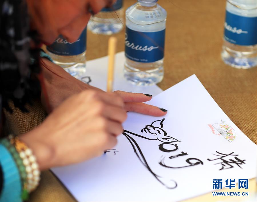 （國際&middot;圖文互動(dòng)）（1）到洛杉磯農(nóng)夫市場紅紅火火過大年