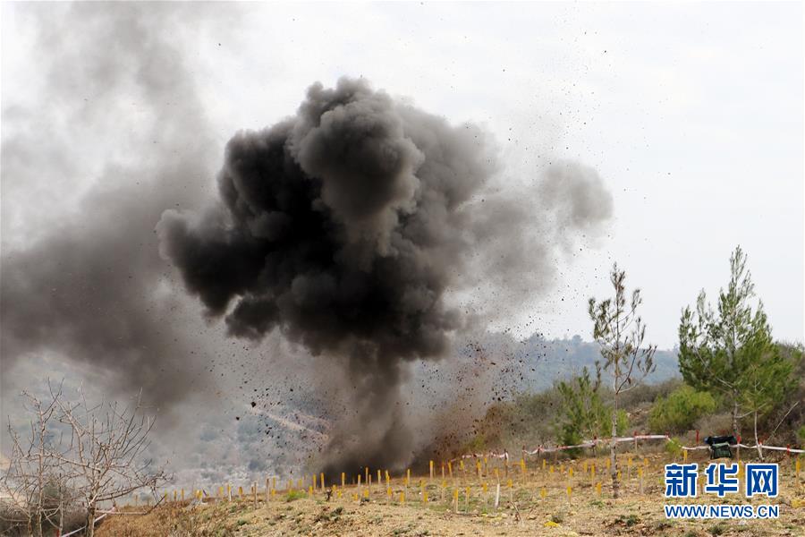 （國際&middot;圖文互動）（4）通訊：&ldquo;中國軍人掃雷一如既往專業(yè)和敬業(yè)！&rdquo;&mdash;&mdash;記中國赴黎維和部隊(duì)完成&ldquo;藍(lán)線&rdquo;3個(gè)雷場清排任務(wù)