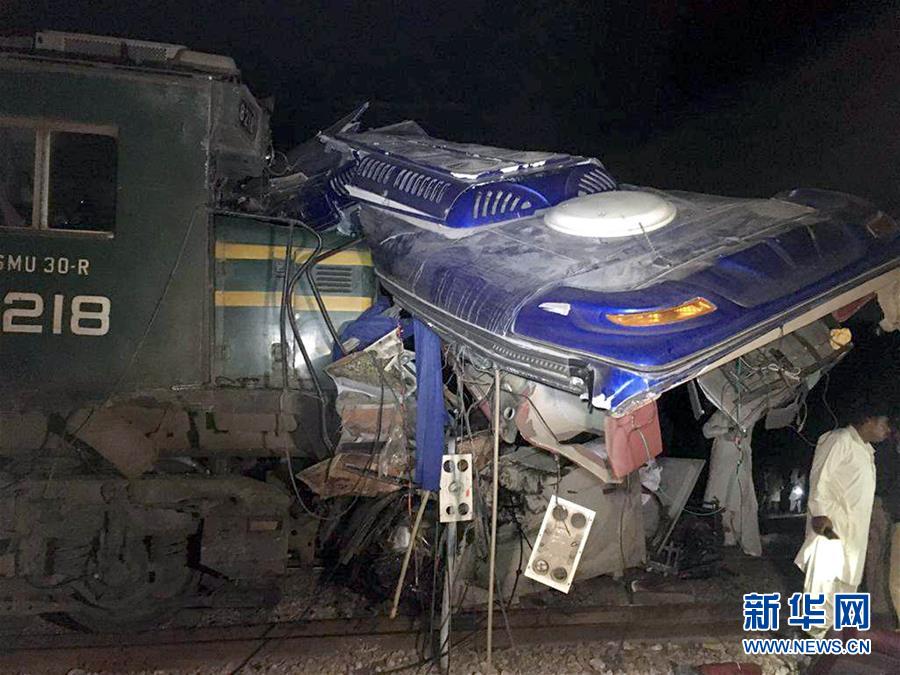 (國際)(3)巴基斯坦火車與巴士相撞事故死亡人數(shù)升至30人
