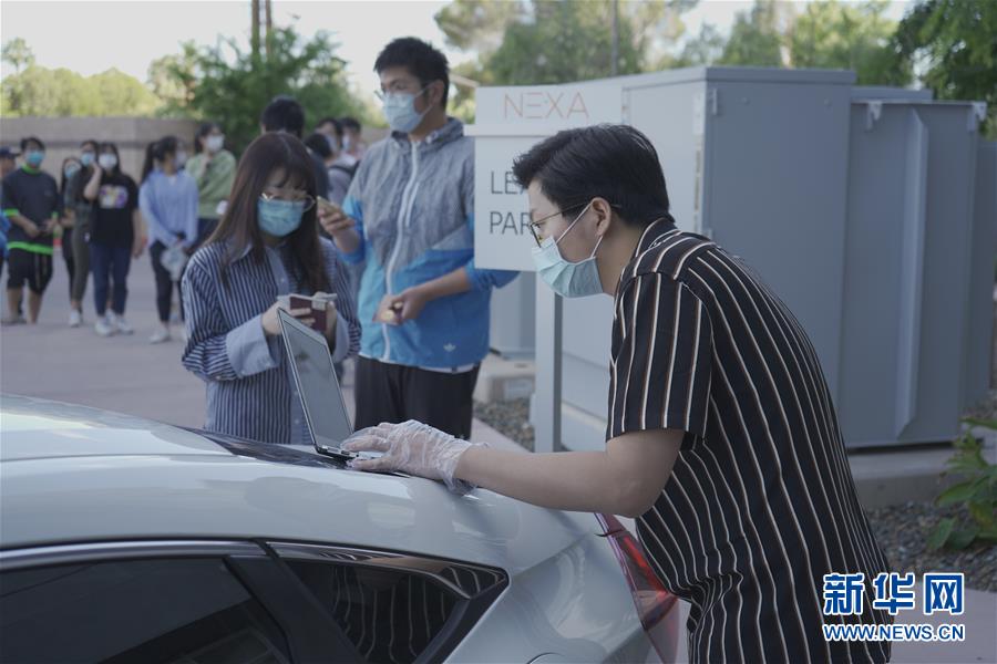 (國際疫情·圖文互動)(6)“來自祖國濃濃的愛”——在美留學生領(lǐng)取“健康包”背后的故事