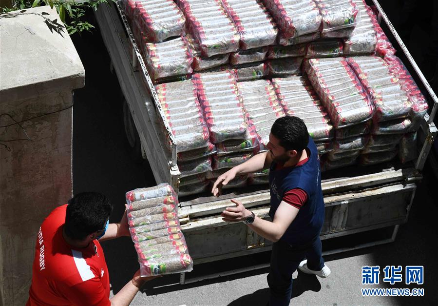 （國際疫情&middot;圖文互動）（1）通訊：疫情中，那抹笑容最難忘&mdash;&mdash;記向困難家庭發(fā)放愛心包裹的敘利亞青年志愿者