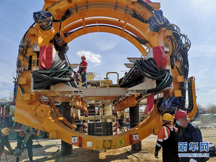 （國際&middot;圖文互動(dòng)）（2）通訊：&ldquo;大國重器&rdquo;亮相莫斯科&mdash;&mdash;中國11米級大盾構(gòu)機(jī)在俄始發(fā)記