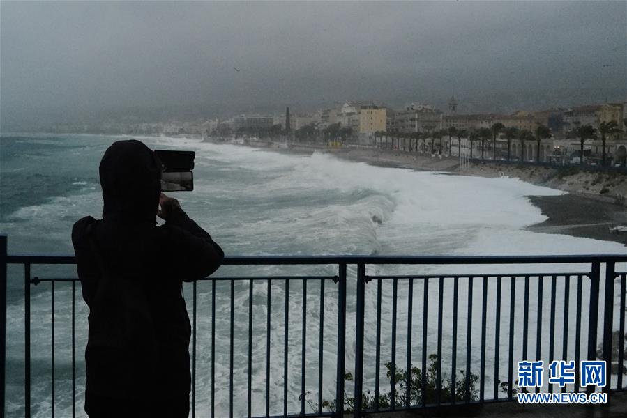 （國際）（1）法國東南部地區(qū)遭暴風(fēng)雨襲擊致18人失蹤