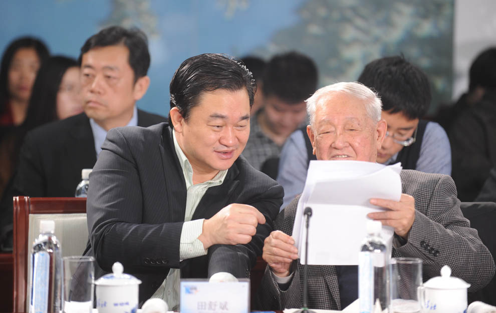 新華網(wǎng)董事長(zhǎng)、總裁田舒斌與軍事科學(xué)院原副院長(zhǎng)糜振玉在現(xiàn)場(chǎng)交流