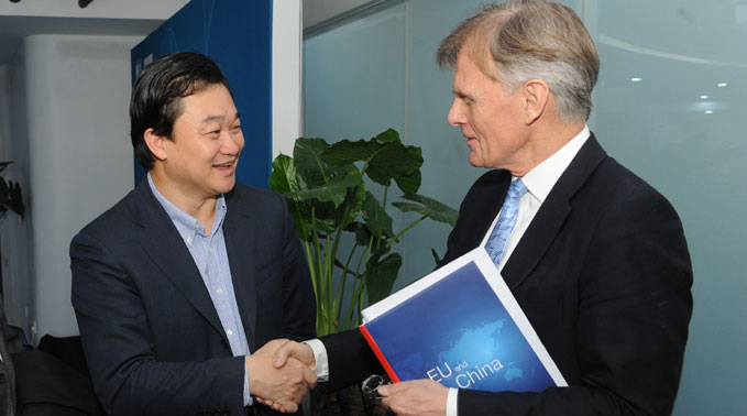 新華網(wǎng)董事長(zhǎng)、總裁田舒斌會(huì)見(jiàn)丹麥駐華大使裴德盛