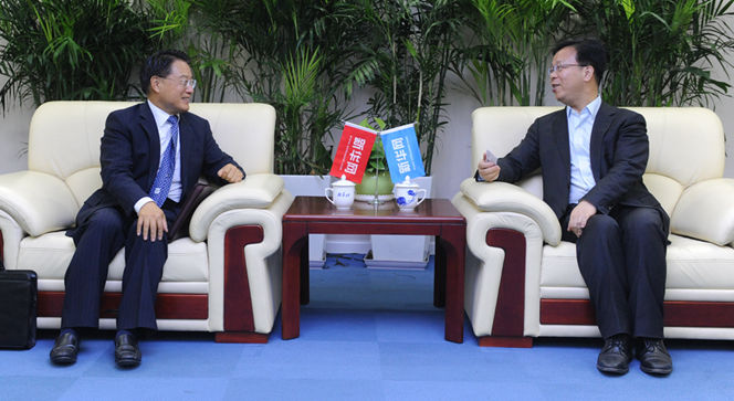 新華網(wǎng)黨委常委、副總編輯劉加文在訪談前會見李勇