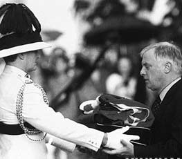 英國插手香港事務(wù) 意欲何為？