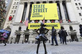 紐約&ldquo;無畏女孩&rdquo;&ldquo;搬家&rdquo;