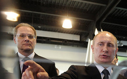 普京參觀科技展 戴3D墨鏡?？?高清)