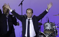 法國當(dāng)選總統(tǒng)奧朗德在巴黎參加慶?；顒?組圖)